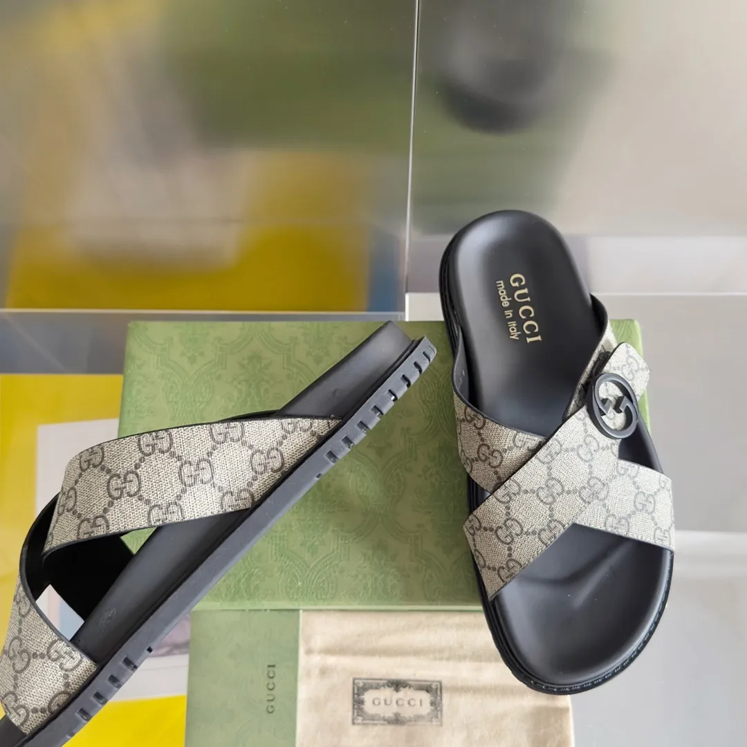 [G Home] Men's Men's Shoes💰:300💰Size:38-45 GUCC Gucci Original Order Quality 🆕2024Gucci Gucci Summer New Style Double G Presbyopia Flip-flops Cross Sandals Thick Sole Slippers Beach Shoes Original Purchase and Development Production G family's 2024 new summer dark horse items, fashion bloggers at home and abroad have put on the show, and it has become popular on social platforms at home and abroad. Fashionistas must pay for it, and they spend a lot of money to create ingenious craftsmanship and accurately restore every detail. Exquisite packaging at the delivery counter🛍📦 ▪️ Fabric: Original imported double G presbyopic leather ▪️ Lining: Original imported leather ▪️ Sole: Original open molded T men's shoes 💰U outsole ▪️ Bottom thickness: 3CM